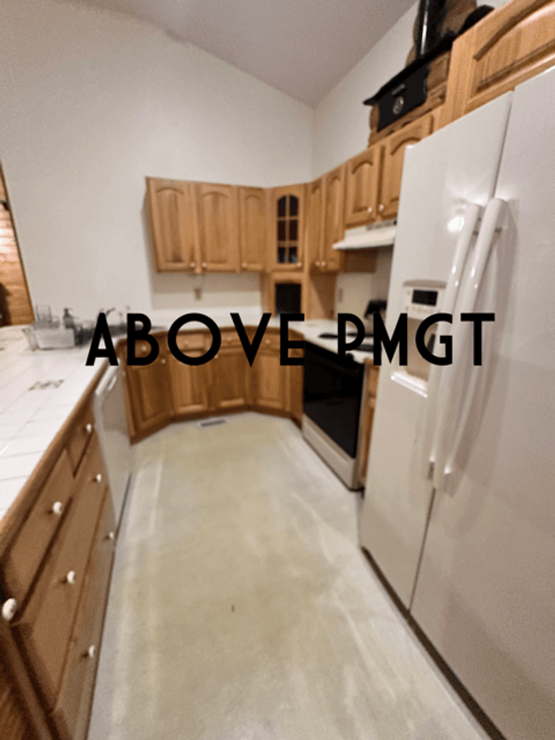 Easley House: 126 Lakeshore Dr