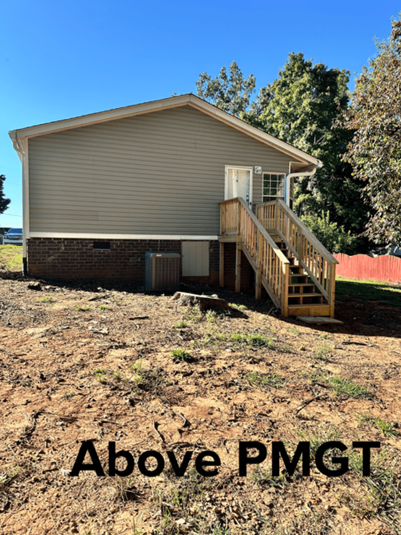 Cross Hill House: 1734 Pineland Shore Circle