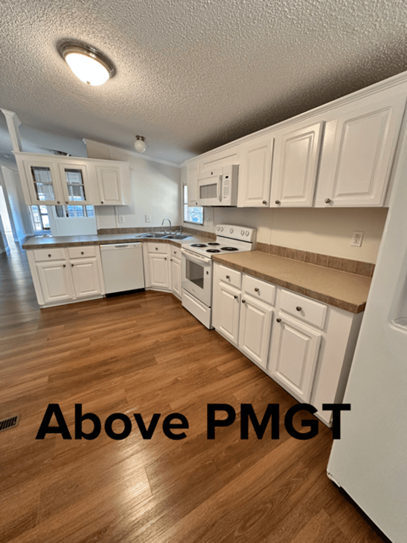 Cross Hill House: 1734 Pineland Shore Circle