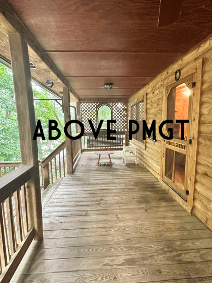 Easley House: 126 Lakeshore Dr