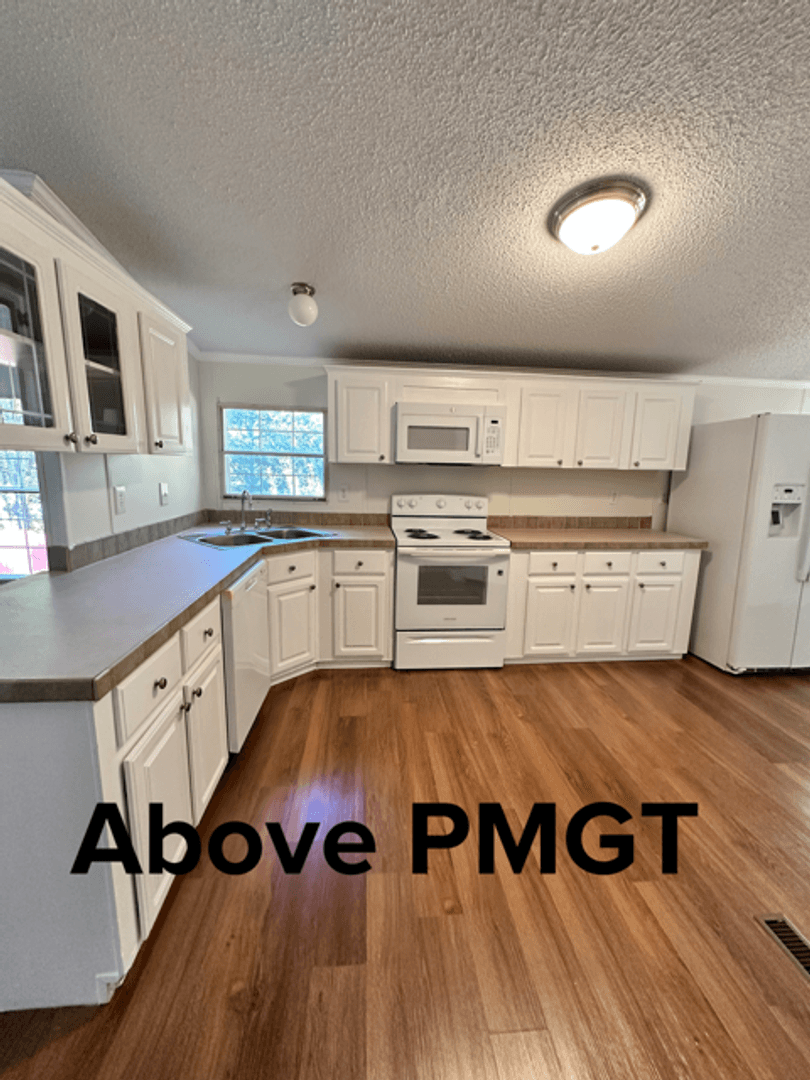Cross Hill House: 1734 Pineland Shore Circle