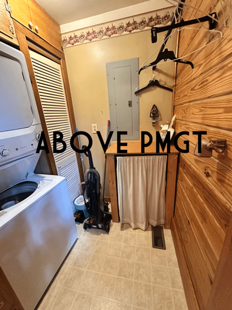 Easley House: 126 Lakeshore Dr