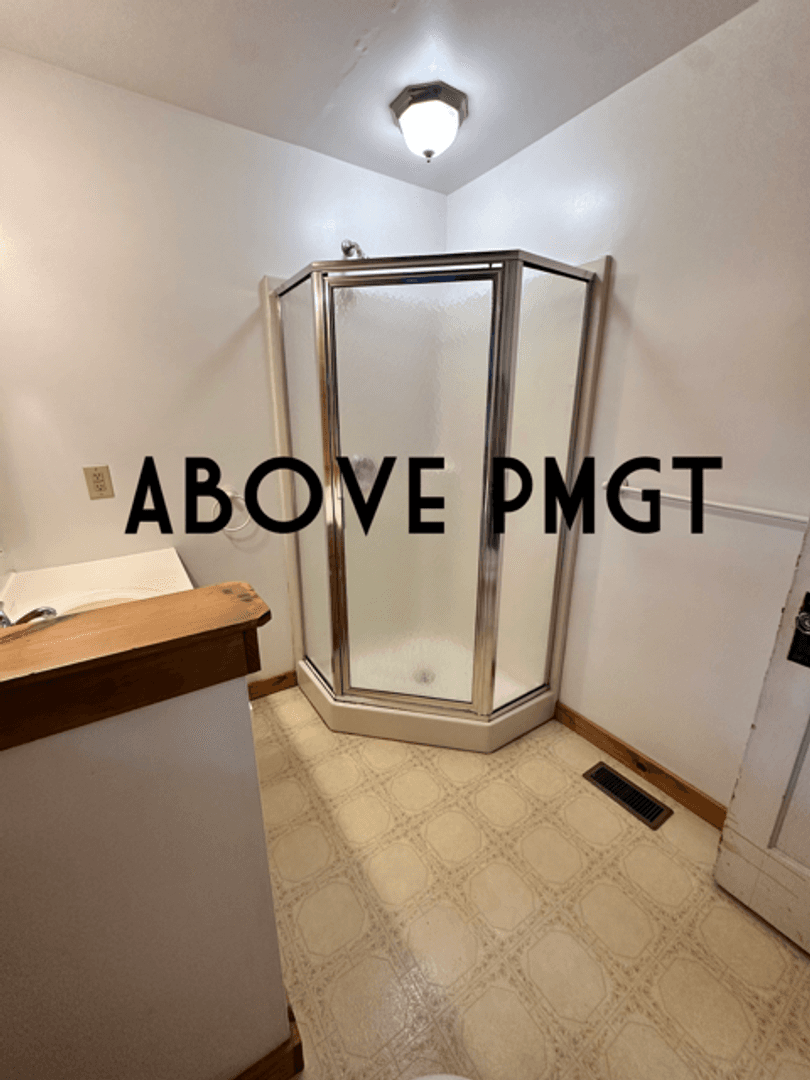 Easley House: 126 Lakeshore Dr
