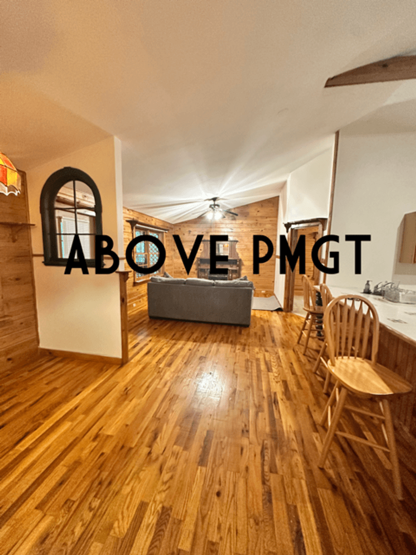 Easley House: 126 Lakeshore Dr