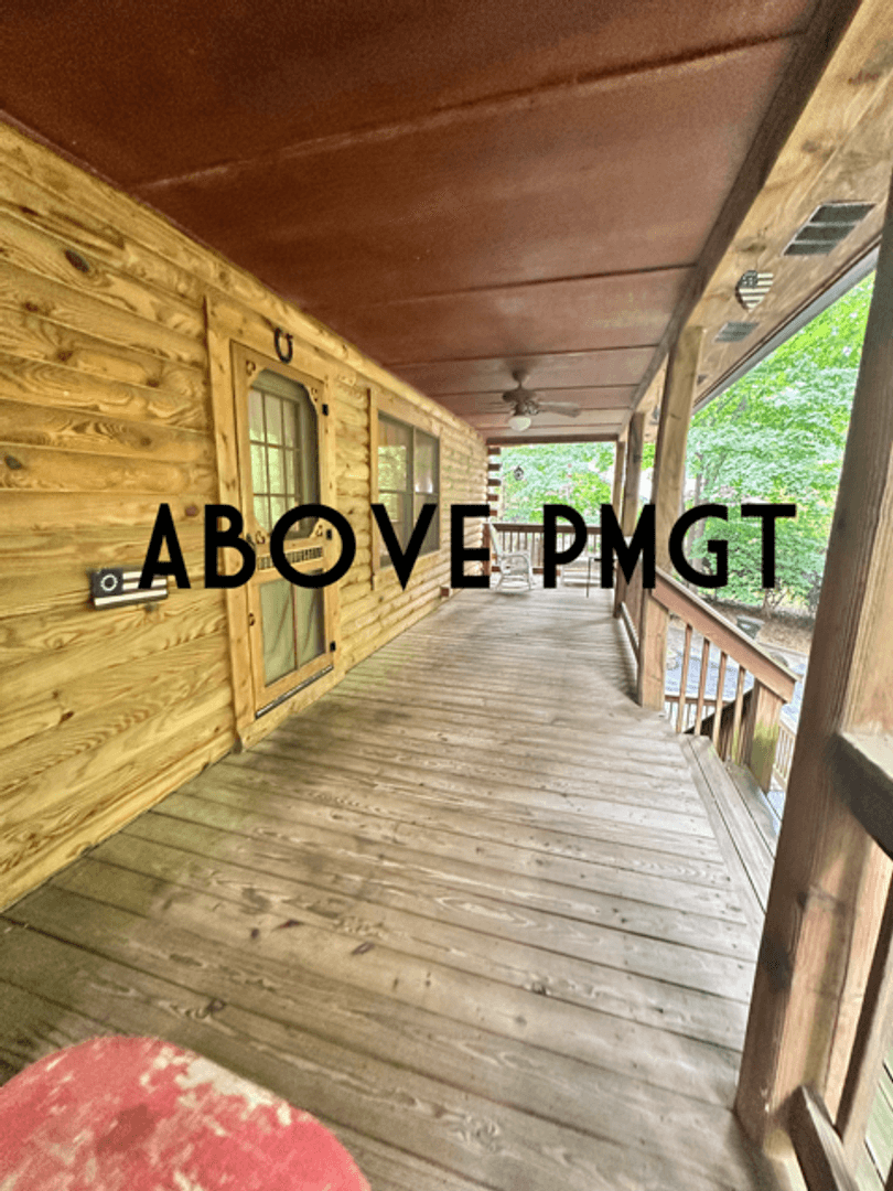 Easley House: 126 Lakeshore Dr