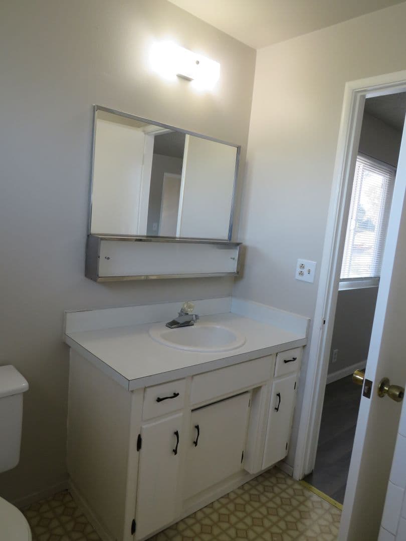 Willows Apartment: 337 N. Merrill Ave