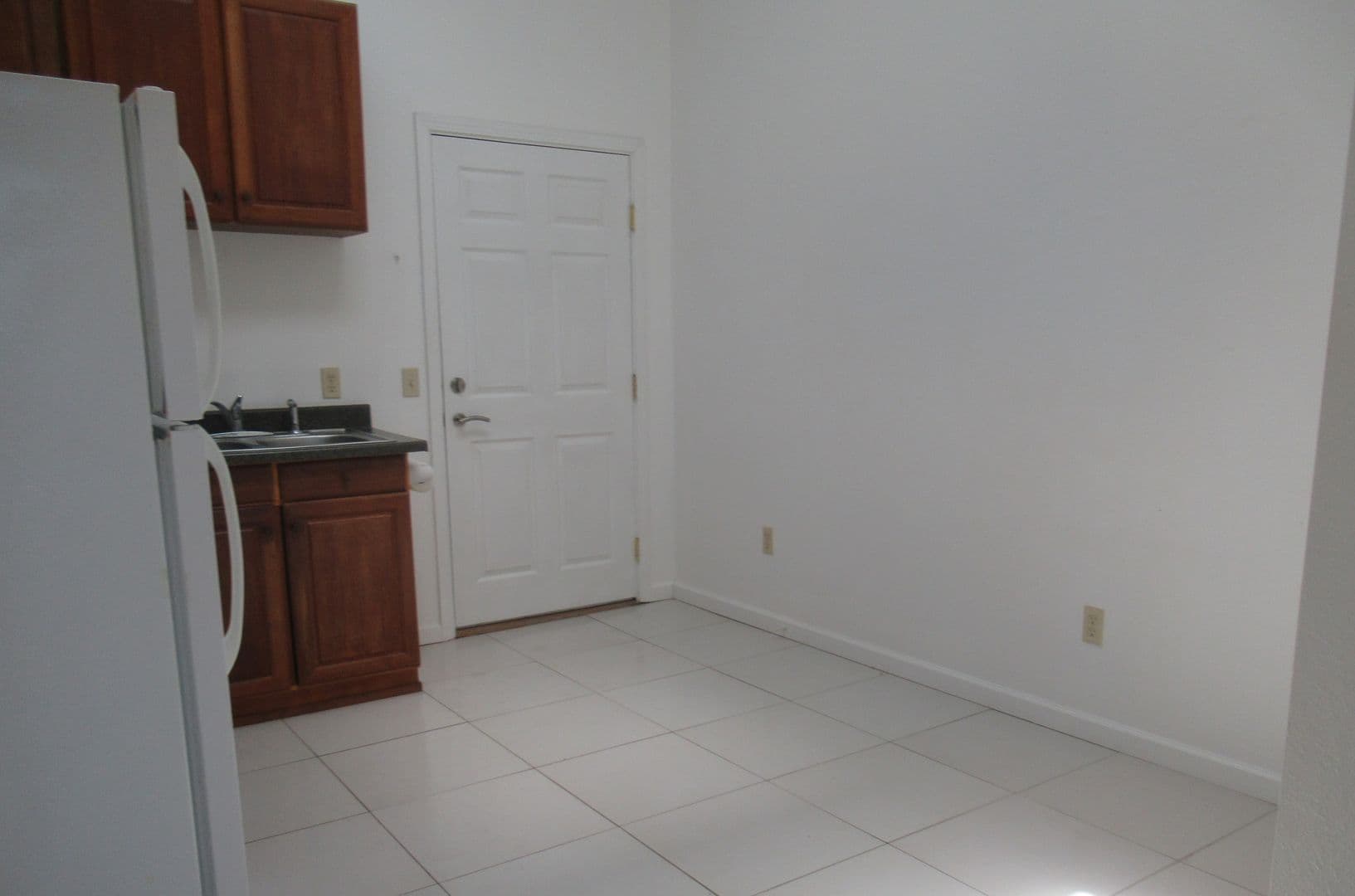 Willows Apartment: 132 W. Sycamore St.