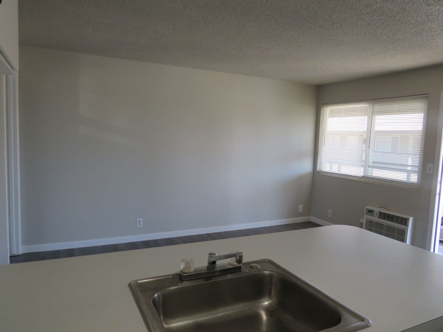 Willows Apartment: 337 N. Merrill Ave