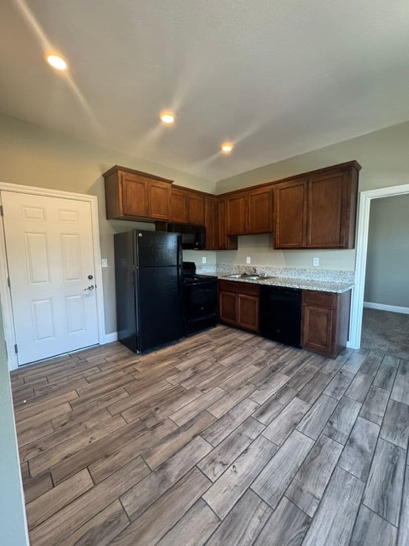 Willows Apartment: 117 S. Yolo St.