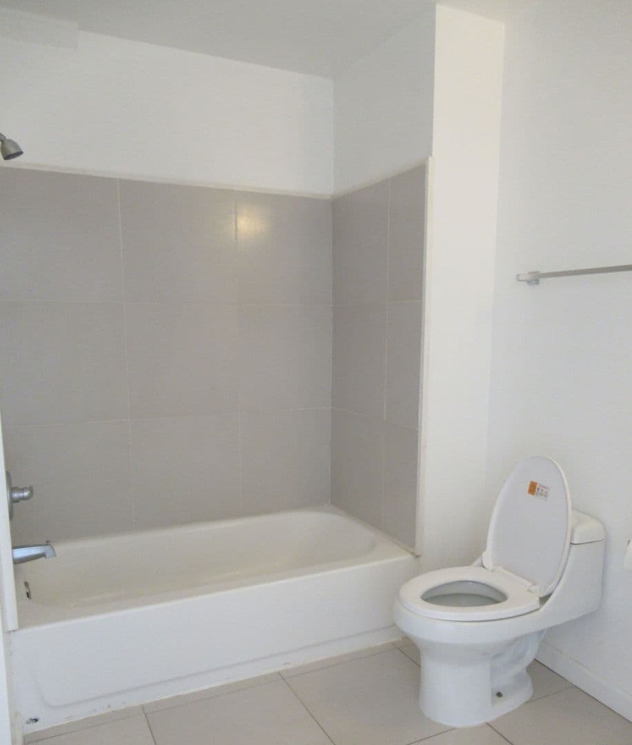 Willows Apartment: 132 W. Sycamore St.