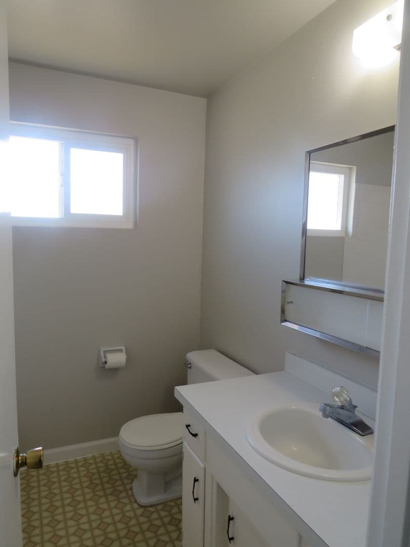 Willows Apartment: 337 N. Merrill Ave