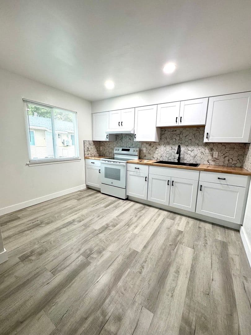 Willows Apartment: 334 N. Sonoma Street