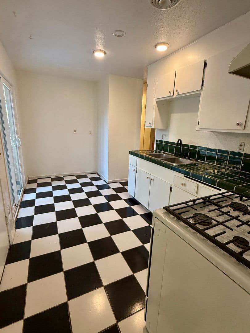 Orland House: 918 Cortina Dr.