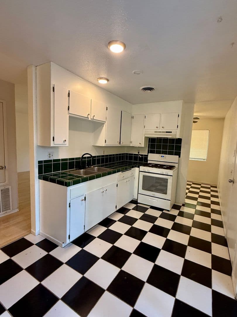Orland House: 918 Cortina Dr.