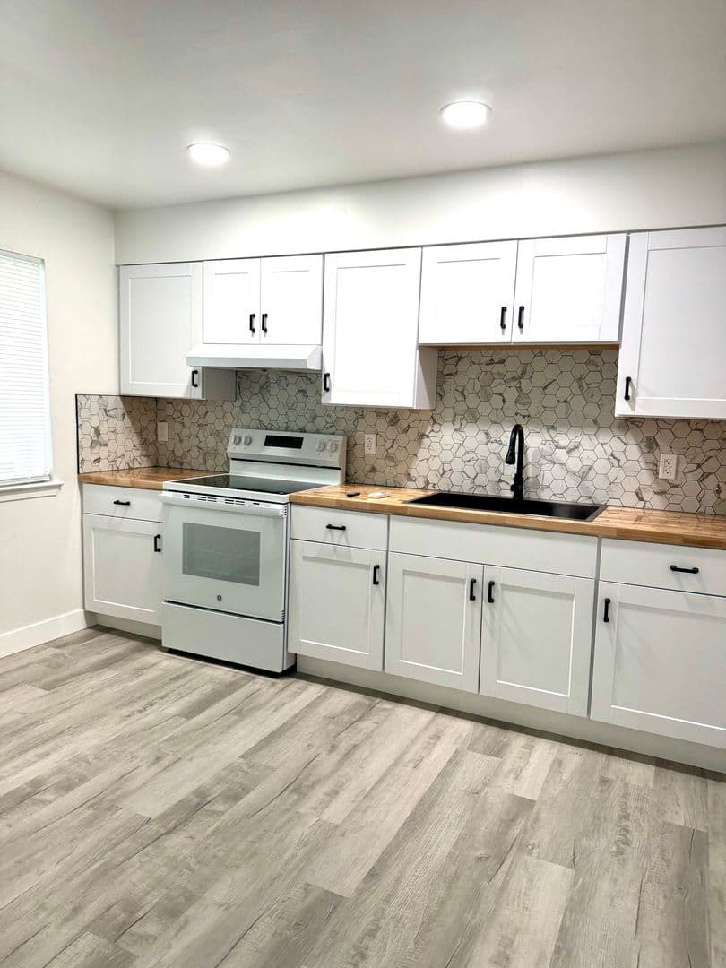 Willows Apartment: 334 N. Sonoma Street