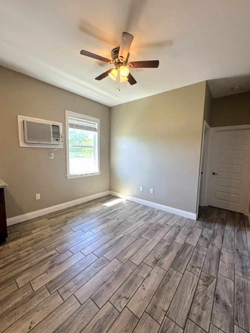 Willows Apartment: 117 S. Yolo St.