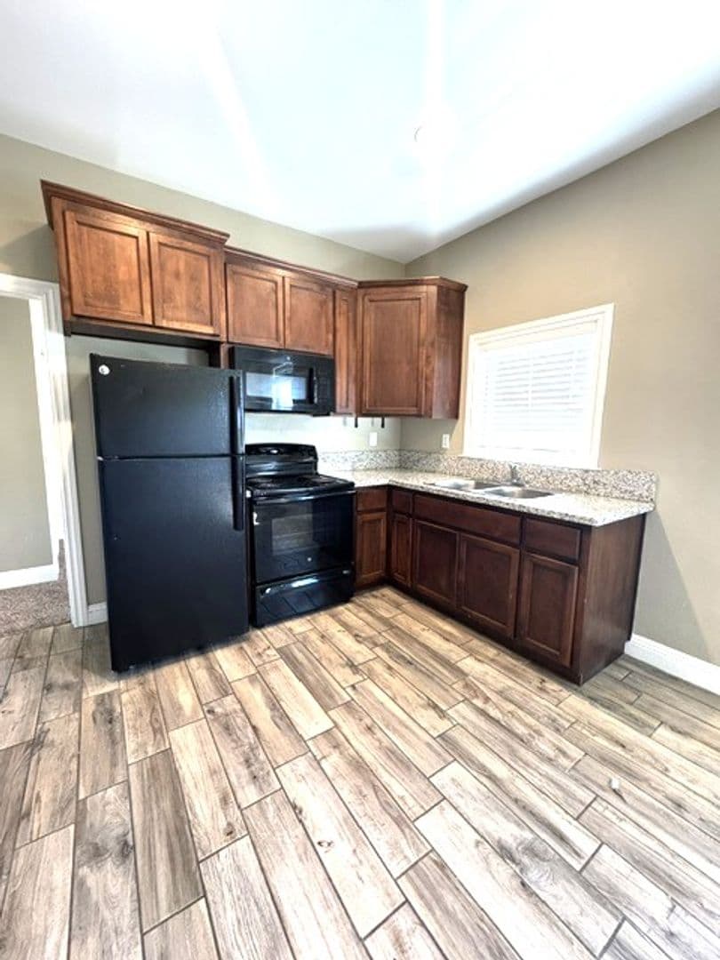 Willows Apartment: 117 S. Yolo St.