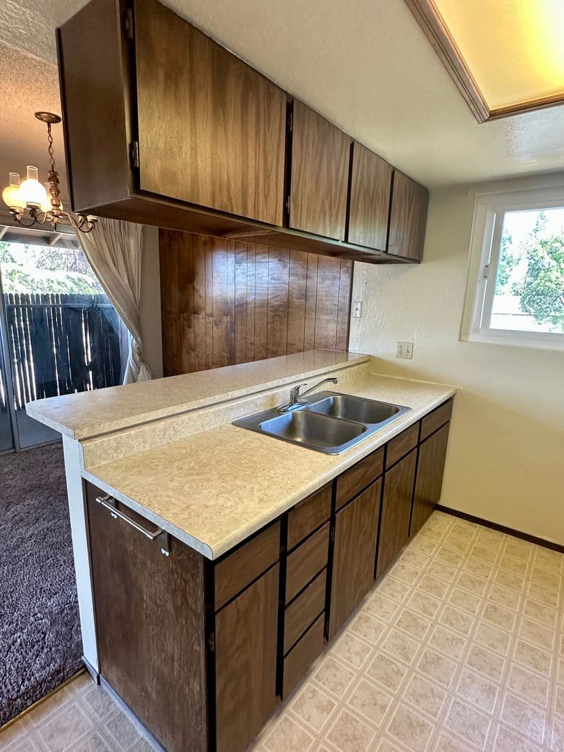 Willows Apartment: 320 Vine St.