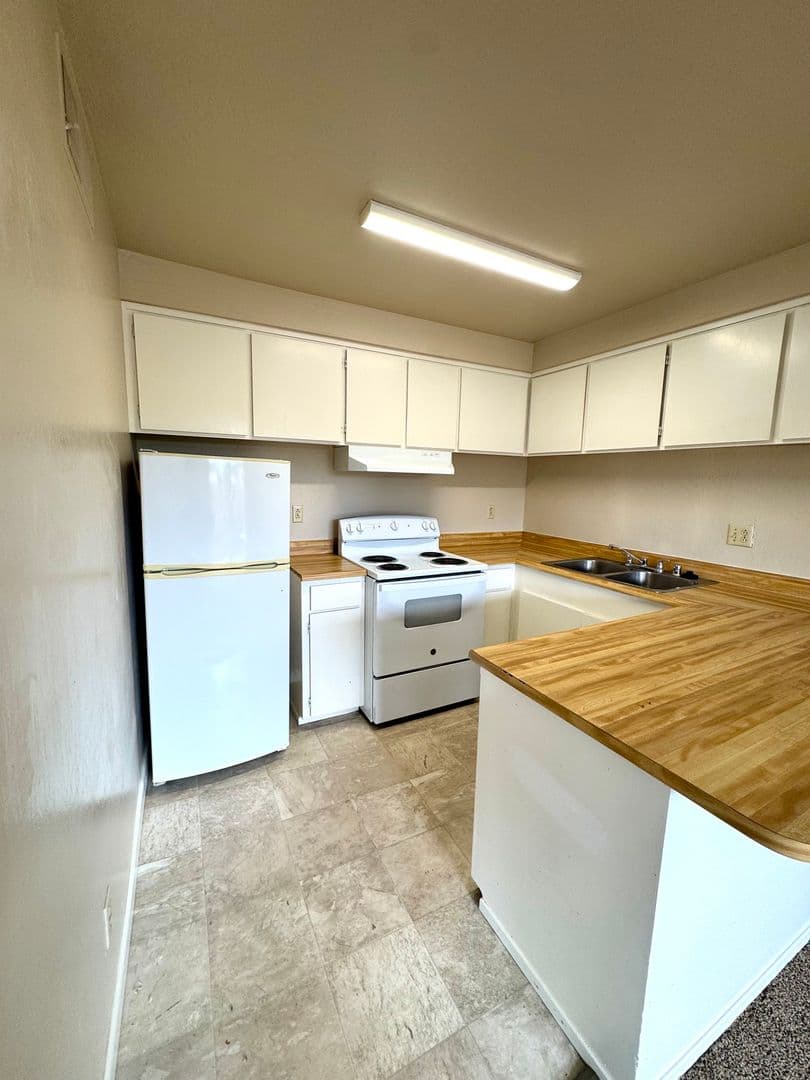 Willows Apartment: 266 S. Yolo Street