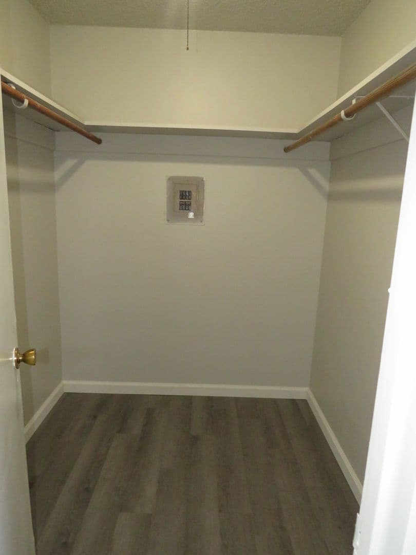 Willows Apartment: 337 N. Merrill Ave
