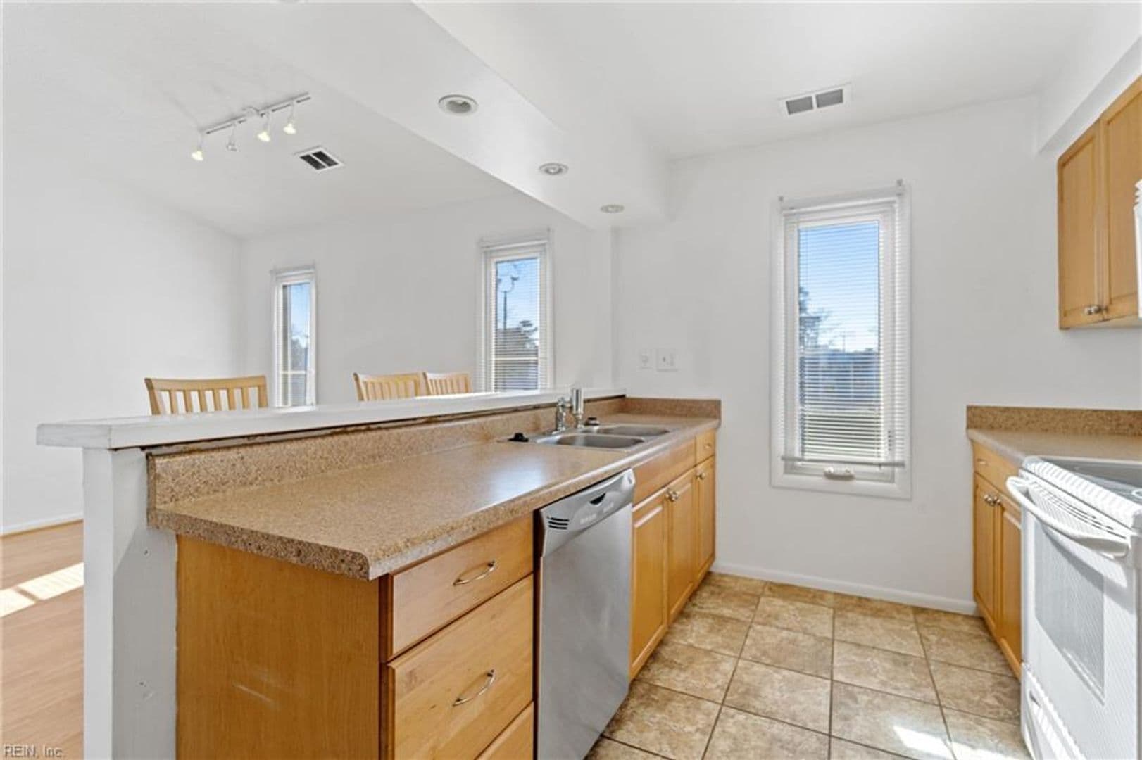 Virginia Beach House: 622 Pinewood Drive