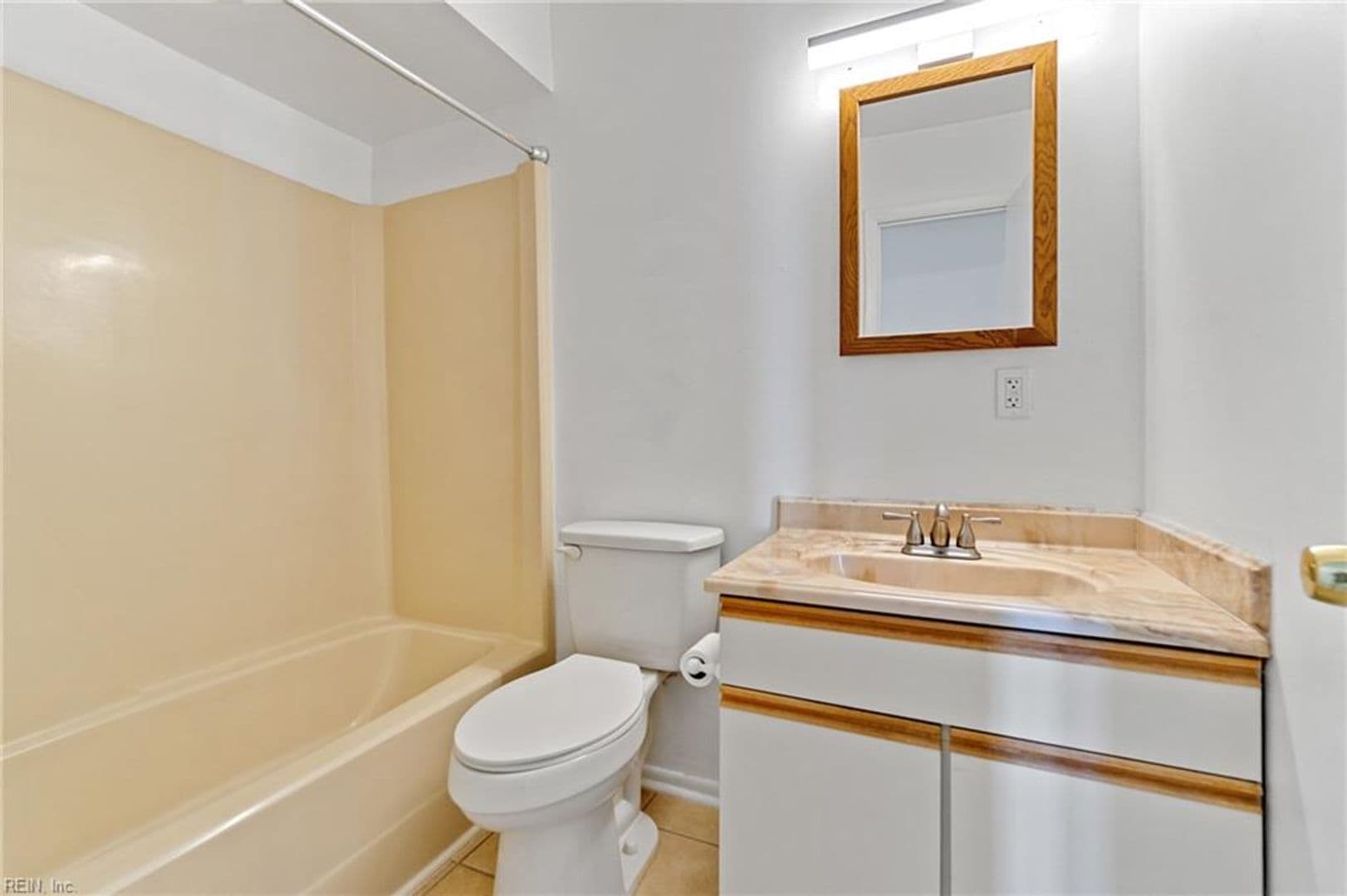 Virginia Beach House: 622 Pinewood Drive