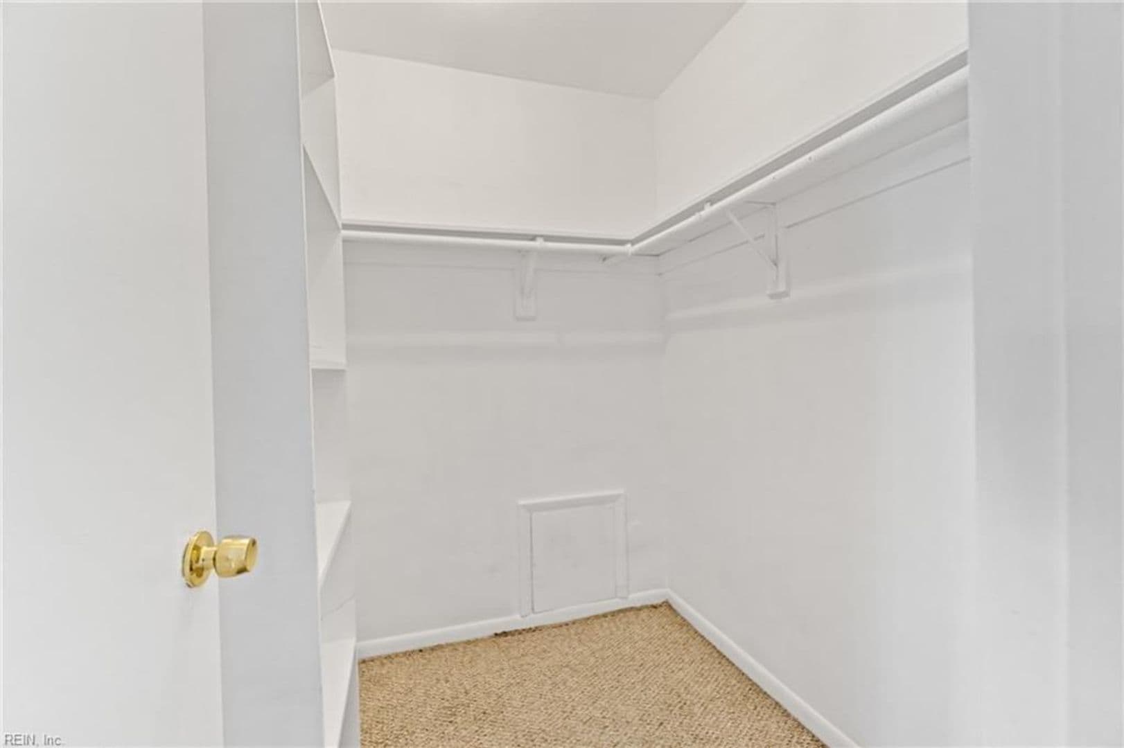 Virginia Beach House: 622 Pinewood Drive