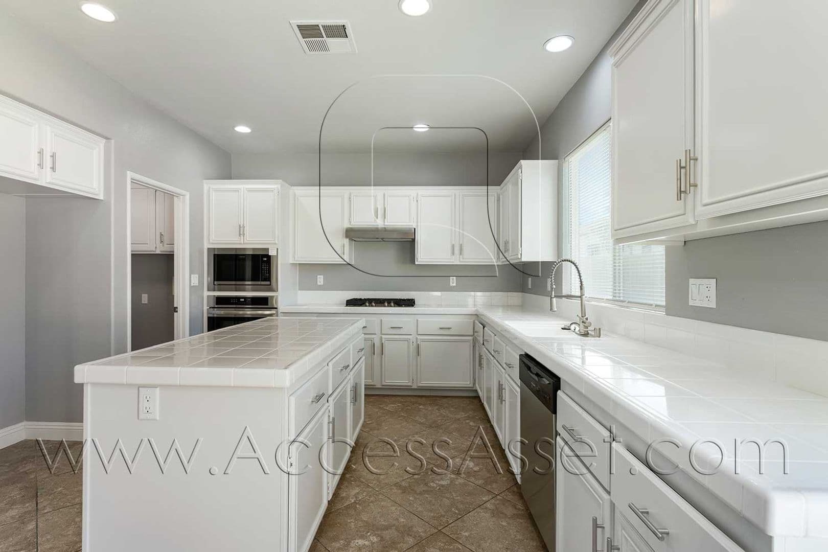 Eastvale House: 13555 Apricot Tree Ln