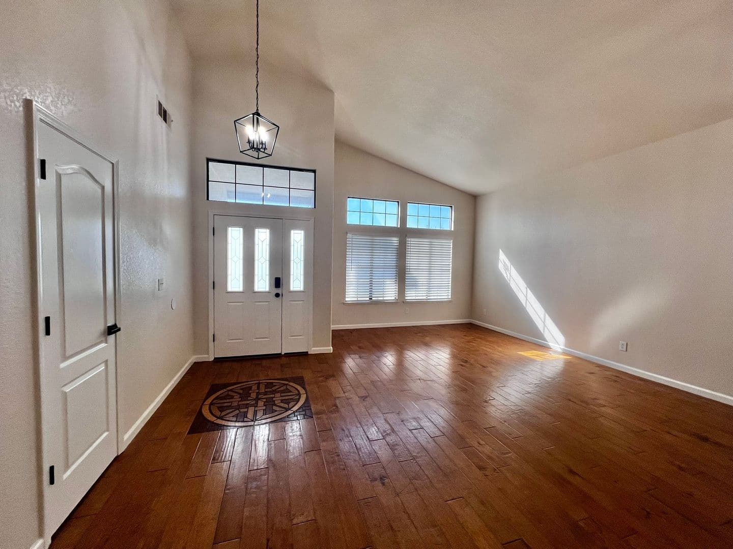 Manteca House: 1695 Klondike Way