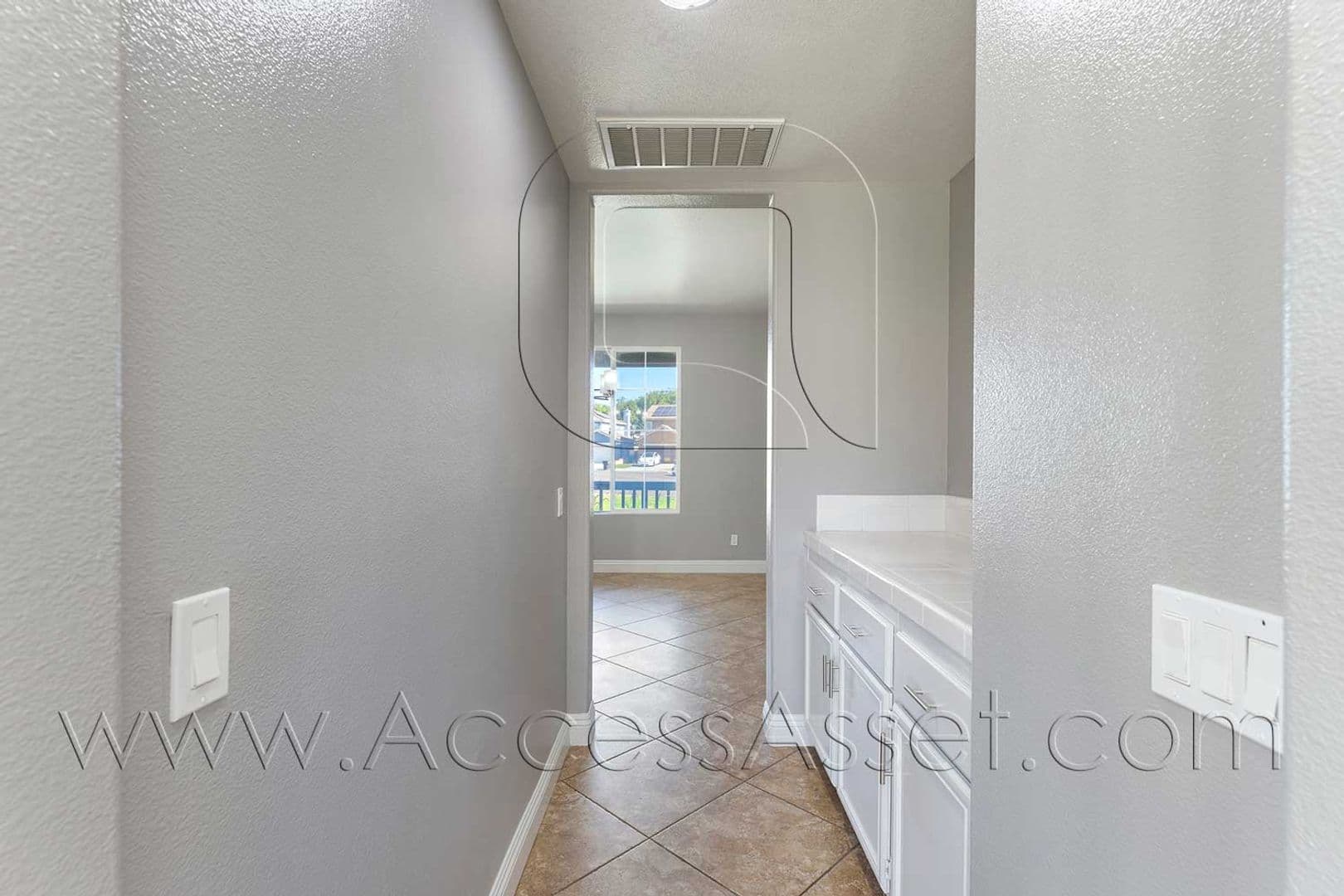 Eastvale House: 13555 Apricot Tree Ln