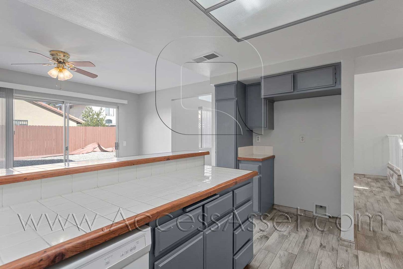 Perris House: 464 E Jarvis St