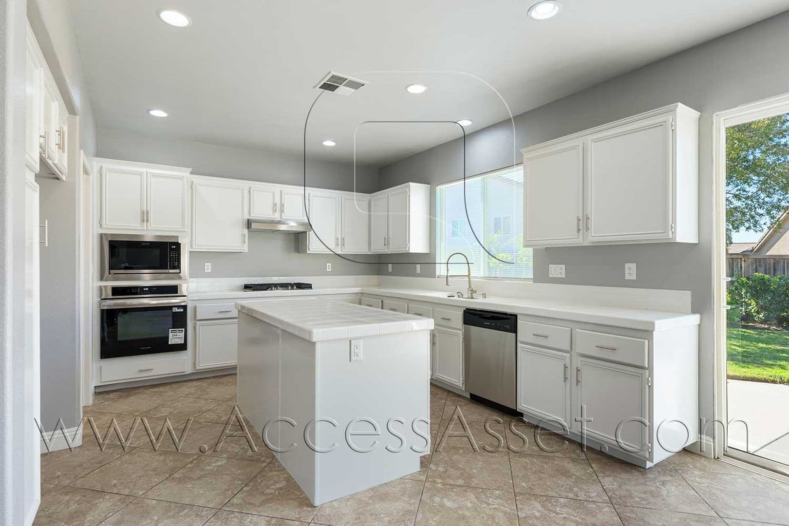 Eastvale House: 13555 Apricot Tree Ln