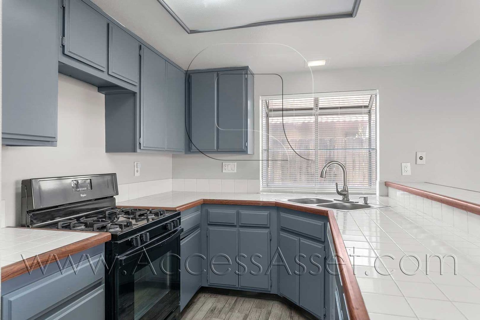 Perris House: 464 E Jarvis St