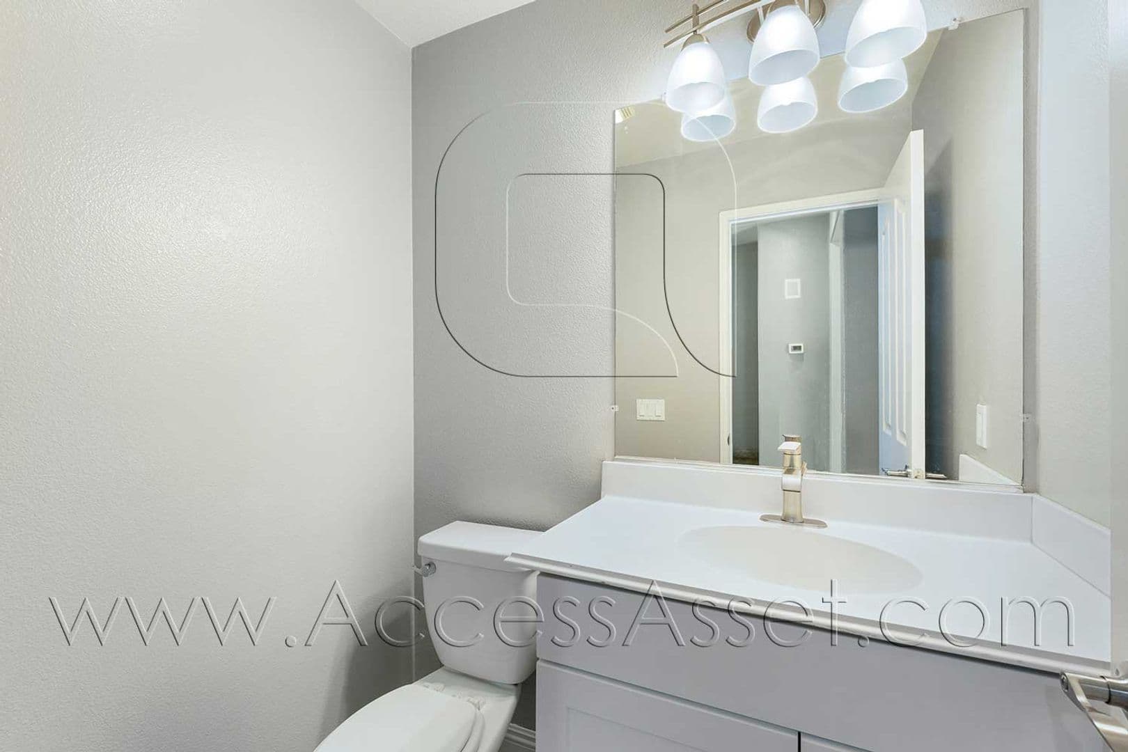 Eastvale House: 13555 Apricot Tree Ln