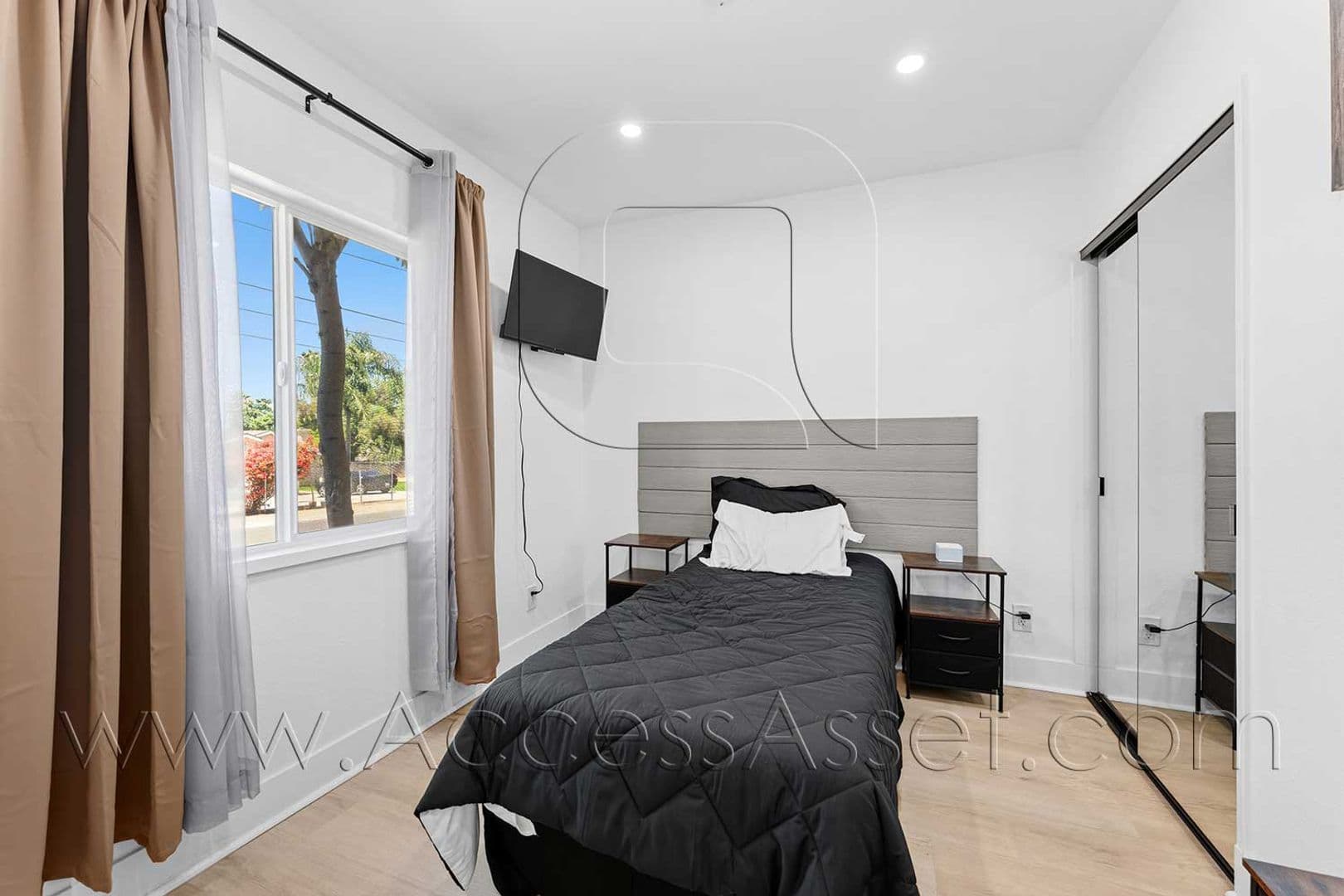 Riverside House: 434 Highland Ave