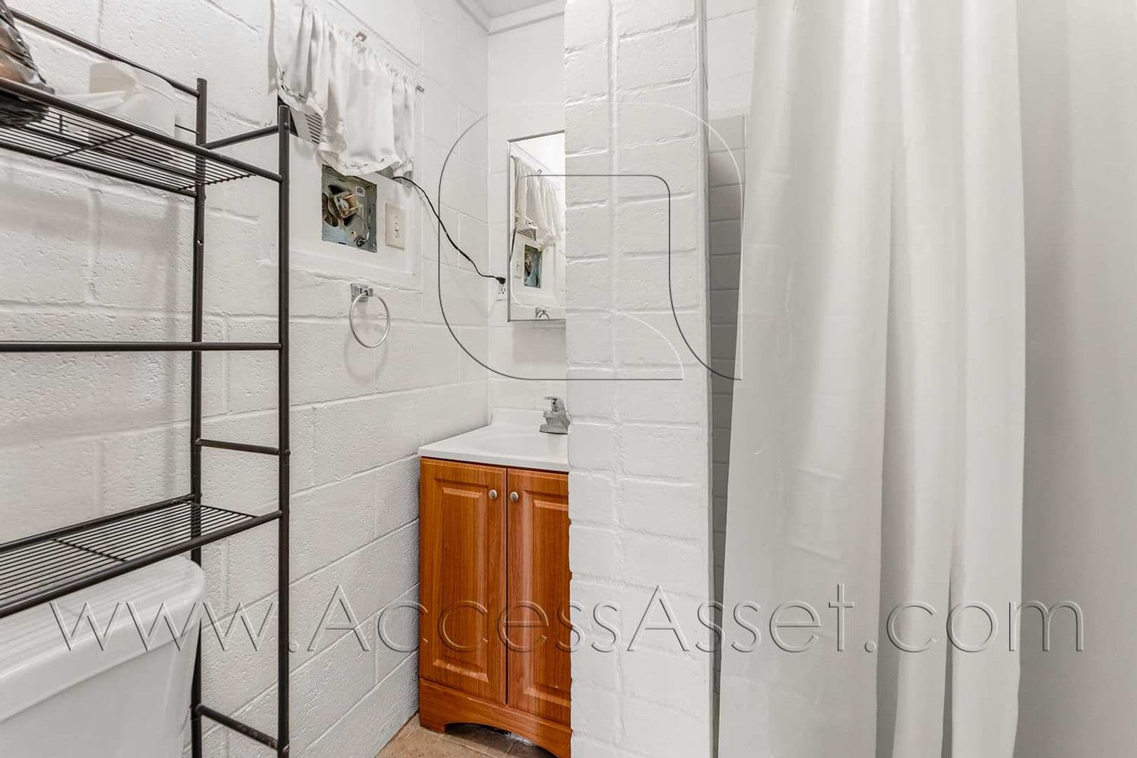 Beaumont House: 675 American Avenue #2