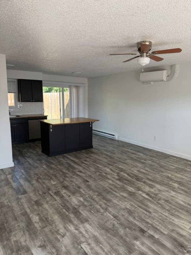 Newberg Apartment: 707 N Holly Dr