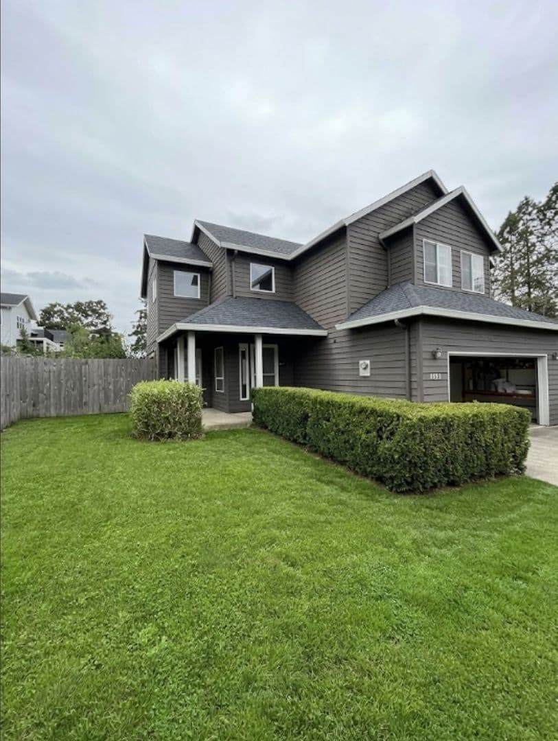 Newberg House: 623 N Grant St