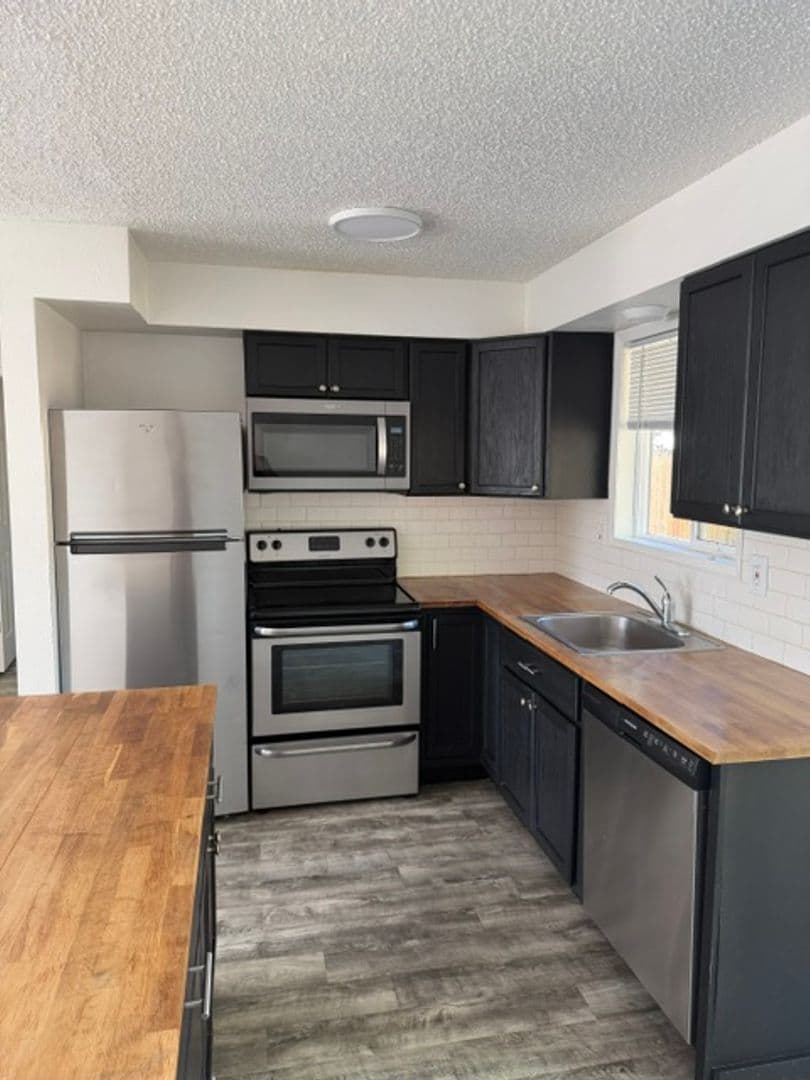 Newberg Apartment: 707 N Holly Dr
