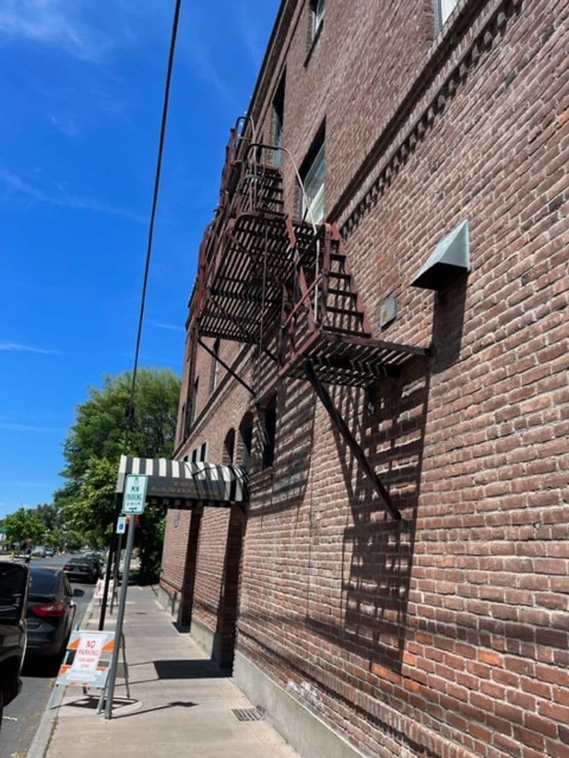 Redmond Apartment: 615 SW Evergreen Ave