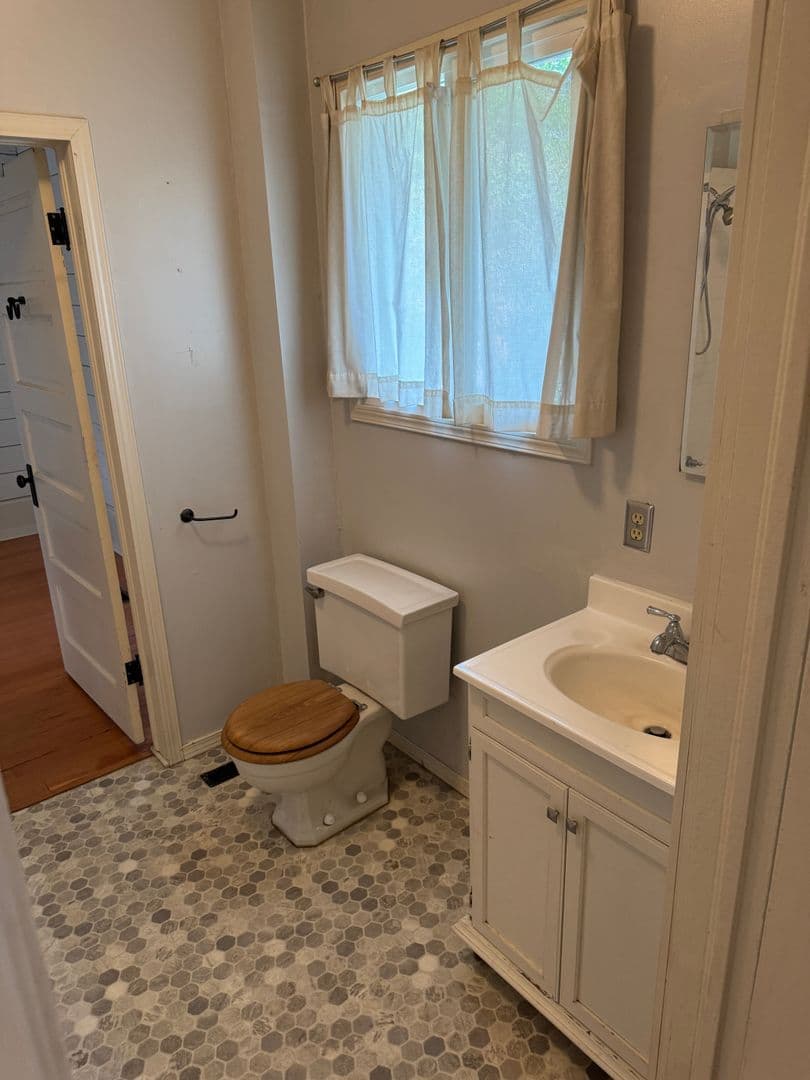 Ellensburg House: 1005 N Wildcat Way