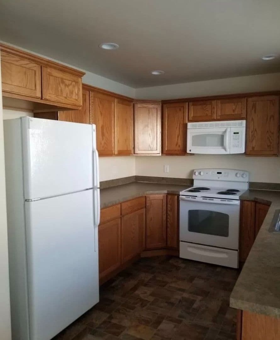 Yakima House: 913 South 90th #A (LP)