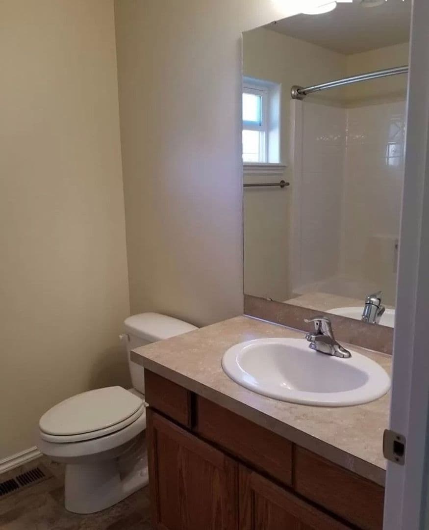Yakima House: 913 South 90th #A (LP)