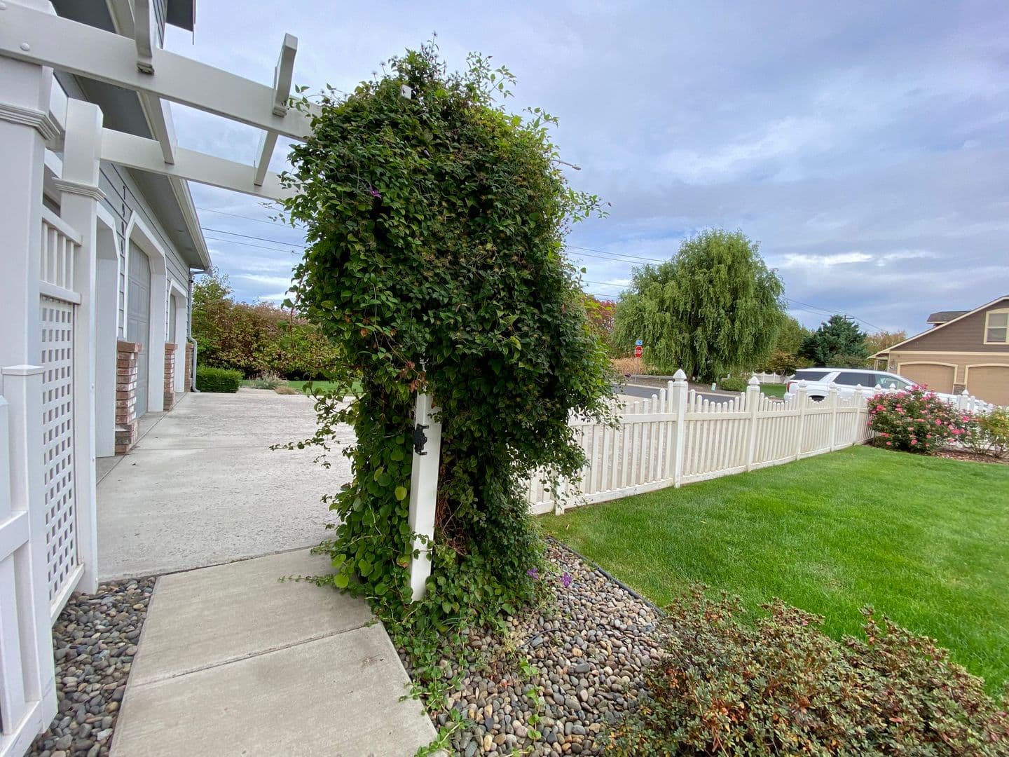 Yakima House: 7904 Easy Street