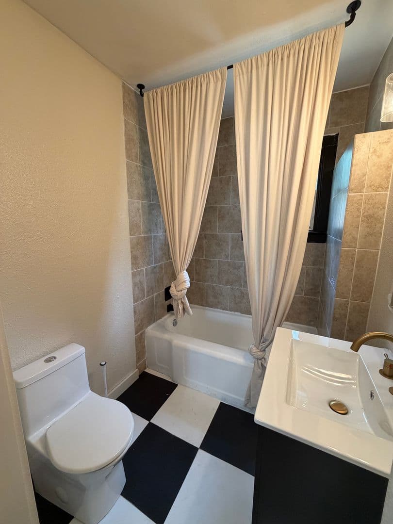 Ellensburg House: 403 N Pacific St