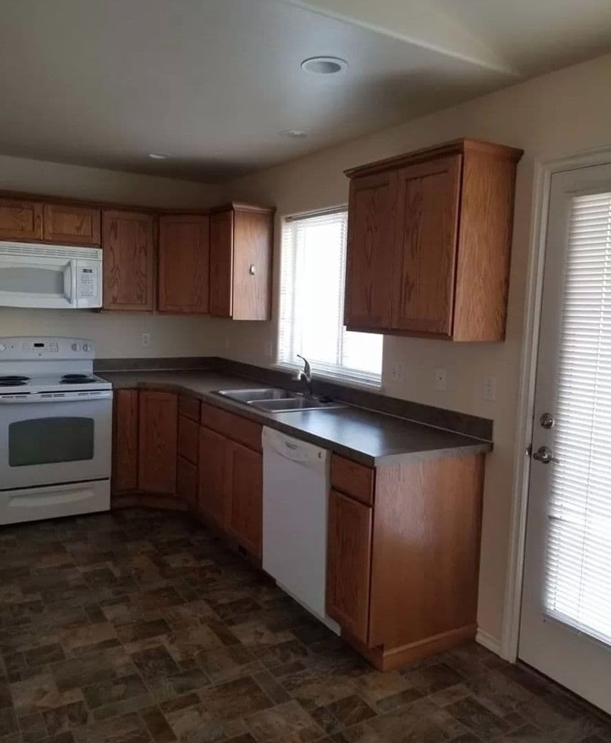 Yakima House: 913 South 90th #A (LP)