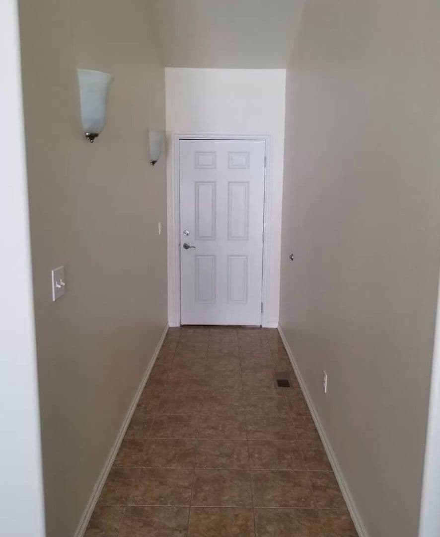 Yakima House: 913 South 90th #A (LP)