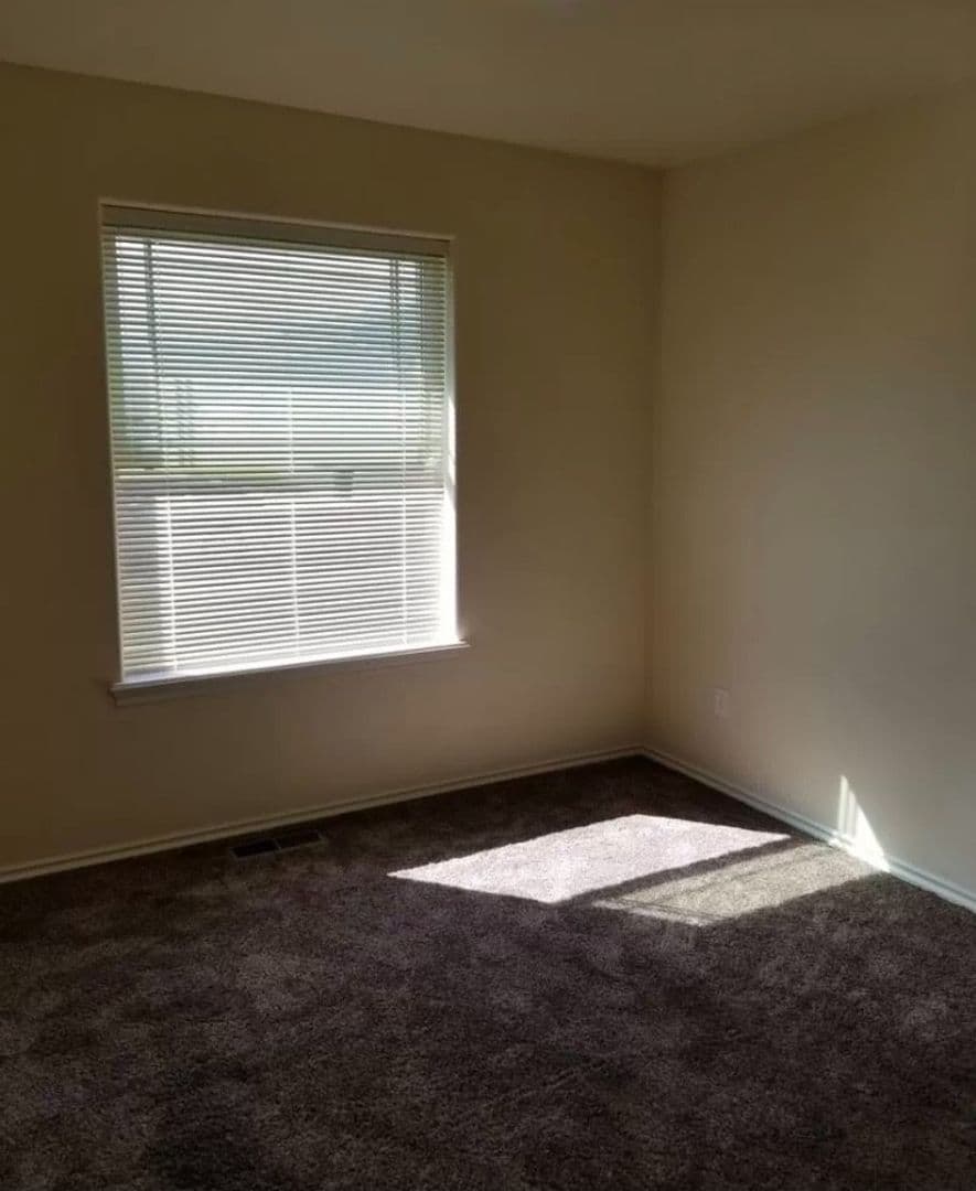 Yakima House: 913 South 90th #A (LP)
