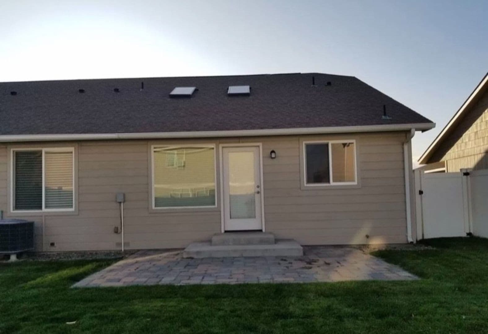 Yakima House: 913 South 90th #A (LP)