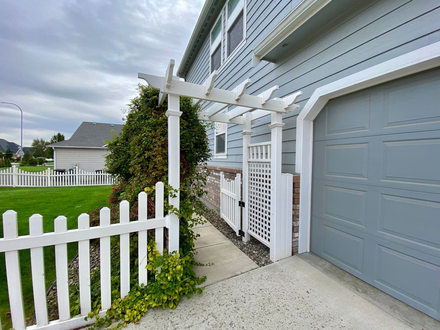 Yakima House: 7904 Easy Street